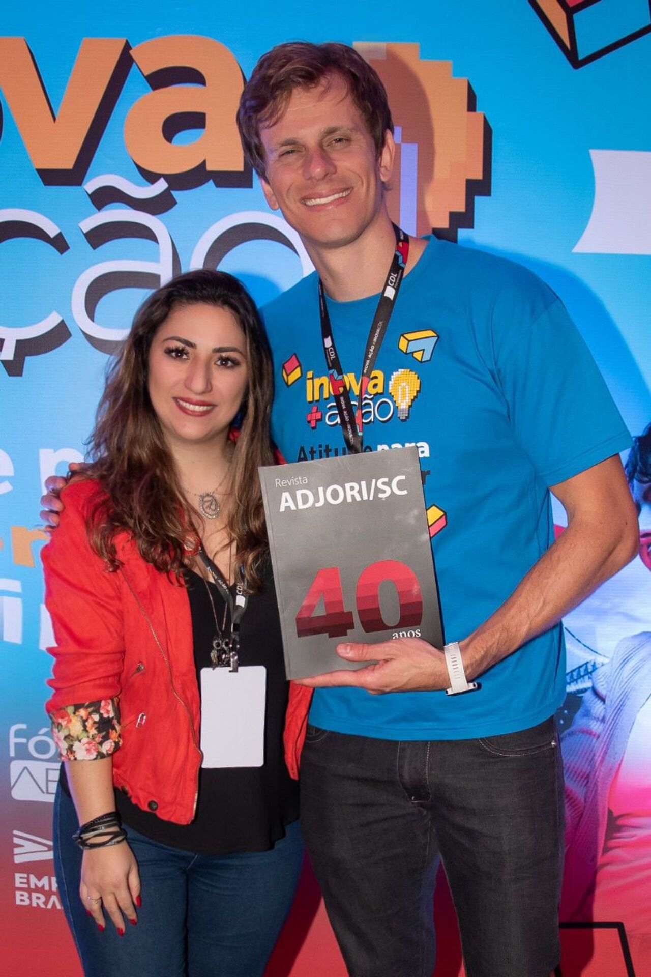 A jornalista Daiane Rodrigues, Vice Presidente da Grande Florianópolis da Adjori/SC, com o nadador César Cielo